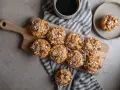Nybakade muffins med havre och mandel, en del av en allsidig kost. En kopp kaffe står bredvid.