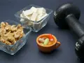 Noix, tofu, haltère et pilules : des éléments pour manger sainement et se muscler.