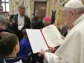 Papst Franziskus überreicht ein Dokument. Die katholische Kirche befürwortet die Organspende als Akt der Nächstenliebe.