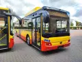 Nowe autobusy Yutong w barwach żółto-czerwonych stoją na placu.