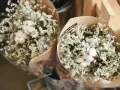 Dwa bukiety z gipsówki i bawełny. Zastanawiasz się, gipsówka ile wytrzyma w wazonie?