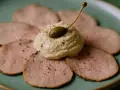Vitello Tonnato: hauchdünne Scheiben Kalbfleisch, belegt mit einer cremigen Thunfischsauce und Kapern. Welches Fleisch ist das? Kalb!