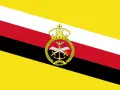 Flaga Brunei z herbem: żółte, białe, czerwone i czarne pasy ukośne, na środku korona i symbolika państwowa.