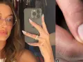Kobieta w okularach robi selfie, prezentując paznokcie z uroczymi pomarańczkami. Idealne tipsy na stopy i dłonie!