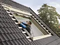 Jak zamontować okno dachowe w dachu z blachy bez błędów i problemów