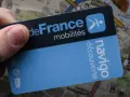 Tarjeta Navigo Découverte en mano, lista para explorar París.