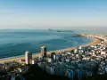 Widok na Copacabanę, plażę i ocean. Idealne miejsce na wakacje w Brazylii.