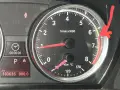 Wskaźnik obrotomierza BMW E90 pokazuje, że temperatura silnika jest w normie, ale zbliża się do żółtego pola.