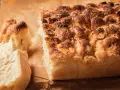Puszysta focaccia z oliwkami i rozmarynem, idealna do podania. Ten przepis na focaccię jest prosty i szybki.