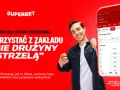 Młody mężczyzna pokazuje smartfon z aplikacją bukmacherską Superbet, gdzie widoczny jest zakład "obie drużyny strzelą".