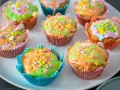 Bunte Karottenmuffins mit Zuckerguss und Streuseln, perfekt für ein Frühlingsfest. Dieses Karottenmuffins Rezept ist ein Hit!