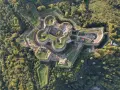 Fortyfikacje z lotu ptaka, otoczone lasem. Srebrna Góra oferuje unikalne atrakcje historyczne, widoczne na tym zdjęciu.