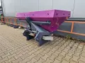 Nowy, fioletowy rozsiewacz nawozu, idealny do C-330, gotowy do pracy na polu.