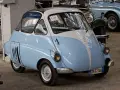 Urocze, błękitno-białe BMW Isetta z lat 50. z charakterystycznymi drzwiami z przodu, gotowe na przejażdżkę po mieście.