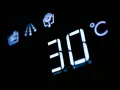 Wyświetlacz pokazuje 30°C. To dobra temperatura, w ilu stopniach prać ubrania, by były czyste i nie zniszczone.