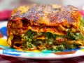 Deliciosa lasaña de verduras, con capas de pasta, espinacas y salsa de tomate, gratinada y dorada.