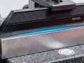Precyzyjne pomiary 3D z użyciem wzorców Mitutoyo. Błękitne światło uwydatnia idealnie płaskie powierzchnie.