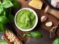 Świeże składniki do pesto: bazylia, orzeszki piniowe, czosnek, parmezan. Czy pesto jest zdrowe? Tak, jeśli przygotowane z dobrych składników!