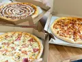 Domino's duża pizza: 33 cm? Ile kawałków? Porównaj z konkurencją