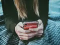 Dziewczyna przegląda profile na Tinderze, szukając dopasowania.