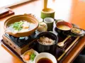 Japońskie śniadanie: gorący bulion z warzywami i tofu, ryż, zupa miso i dodatki.