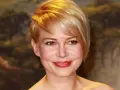 Uśmiechnięta kobieta z okrągłą twarzą i blond fryzurą, z burzą złotych włosów opadających na czoło.