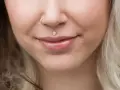 Delikatny piercing ust w kształcie kwiatka, ozdoba twarzy. Dowiedz się, co to piercing i jak podkreśla urodę.