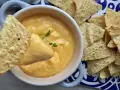 Chrupiące nachos zanurzane w kremowym sosie śmietanowo serowym. Idealna przekąska na imprezę.