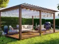 Pergola de madera con muebles cómodos, parrilla y luces, ideal para disfrutar del exterior.