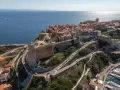 Vue aérienne de Bonifacio, Corse. Découvrez quoi faire à Bonifacio : explorer la citadelle, flâner dans les ruelles, admirer la mer et les yachts.