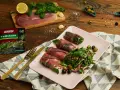 Roladki z szynką parmeńską, ziół, anchois i serka, podane z sałatką z rukoli, oliwek i orzeszków pinii.