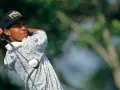 Młody Tiger Woods, którego majątek budował od lat, wykonuje zamach kijem golfowym.