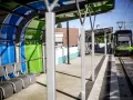 Nowoczesny przystanek tramwajowy w Szczecinie. Zielony tramwaj czeka na pasażerów. Jak dojechać do centrum?