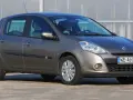 Szary Renault Clio 3 z kierowcą za kierownicą, zaparkowany na zewnątrz.