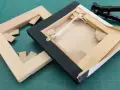 Deux châssis de peinture en bois, prêts pour la toile. Les dimensions sont visibles sur la structure.