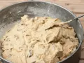 Ciasto na ciastka z rodzynkami w tortownicy. Prosty przepis na ciastka, który każdy może zrobić.