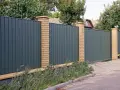 Ogrodzenie ile od drogi? Sprawdź, jak uniknąć problemów prawnych