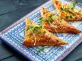 Triangoli dorati con semi di sesamo, un'idea sfiziosa per le tue ricette con pasta fillo.