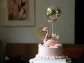 Różowy tort z flamingiem i balonem, idealny na urodziny. Kiedy udekorować tort żywymi kwiatami? Ten wygląda wspaniale bez nich!