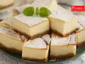 Pyszny sernik z mascarpone i budyniem, posypany cukrem pudrem. Idealny przepis na domowe ciasto.