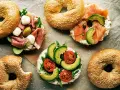 Pyszne bajgle z łososiem, awokado, pomidorami, szynką i mozzarellą – idealne co zamiast chleba na śniadanie czy lunch.