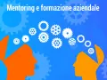 Due profili arancioni stilizzati, con la testa aperta, si fronteggiano. In alto, ingranaggi bianchi simboleggiano il mentoring significato e la formazione aziendale.
