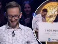 Marek Wojtun wygrał milion w Milionerach! Uśmiechnięty uczestnik odbiera czek z nagrodą.