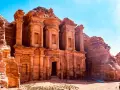 Le Monastère d'Ad-Deir, un trésor de Petra en Jordanie, se dresse majestueusement sculpté dans la roche ocre sous un ciel bleu éclatant.