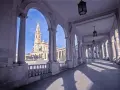 Bazylika w Fatimie widziana przez arkady, Portugalia.