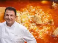 Chef Dani García sonríe junto a un plato de arroz meloso con trozos de atún y carne.