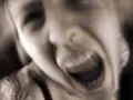 Nahaufnahme eines schreienden Kindes. Die Emotionen sind intensiv, mein Kind schreit mich an, die Welt scheint stillzustehen.