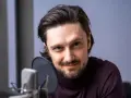 Filip Kosior przygotowuje się do nagrania audiobooków.