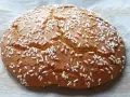 Ciambella romagnola artusi, soffice e dorata, cosparsa di zuccherini bianchi. Un dolce che sa di casa e tradizione.