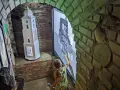Dziewczynka poznaje historię piwnic rzeszowskich, dotykając interaktywnej mapy miasta w zabytkowych murach.